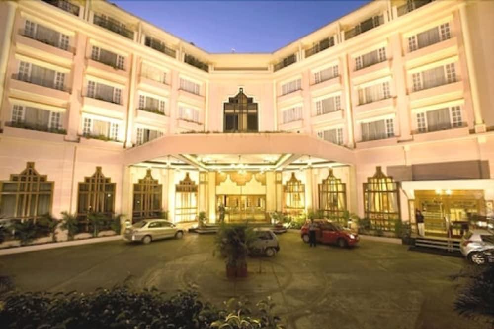 The Chancery Hotel Bangalore Exterior photo